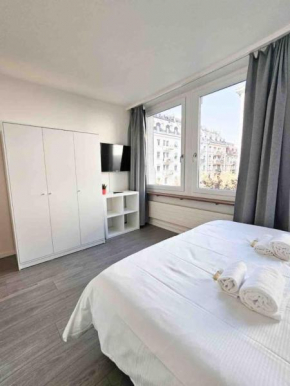 Downtown Deluxe Studio with Queen Bed BE-25